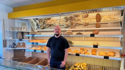 Bild: ihl
Christoph Ritz steht hinter der Verkaufstheke in der Kirchstraße: Die Stullner Filiale der Bäckerei wird bald geschlossen – genauso wie der Laden in Dürnsricht.
