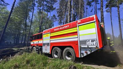 Bild: Hájek Ondøej/CTK/dpa
Ein tschechisches Feuerwehrauto bei der Waldbrandbekämpfung. (Archivfoto)