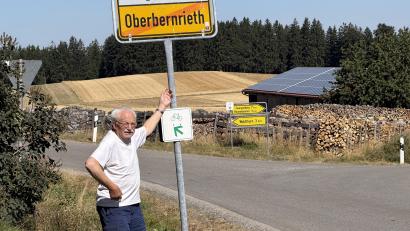 Bild: fvo
Ehrenbürger der Marktgemeinde Waldthurn, Georg Schmidbauer, wohnt seit vielen Jahrzehnten im Bergdorf Oberbernrieth. Bisher war ihm das offensichtliche Entfernungswirrwarr am sogenannten Oberbernriether Affenpass jedoch – wie vielen anderen auch – nicht aufgefallen.
