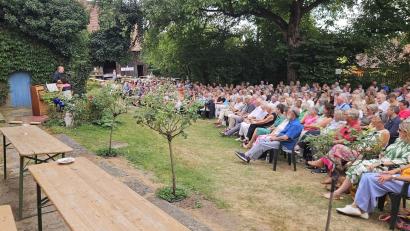 Bild: Willi Cantzler
Der idyllische Garten des Historischen Pfarrhofs bot auch beim letzten Konzert der 39. Wurzer Sommerkonzerte eine grandiose Kulisse.