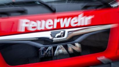 Bild: Jens Büttner/dpa
Wieder brennt es im Wald in Rheinland-Pfalz, die Feuerwehr rückt zu einem Großeinsatz aus. (Symbolbild)