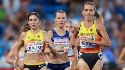 Bild: Morgan Harlow/AP/dpa
Gesa Krause (l) zeigte Verständnis für das emotionale Interview von Lea Meyer nach dem EM-Finale über 3.000 Meter Hindernis.