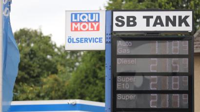 Bild: Sascha Thelen/dpa
Freie Tankstellen haben nach eigenen Angaben Probleme bei der Umsetzung der 12-Uhr-Regel. (Symbolbild)