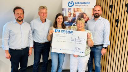 Bild: Mariella Kramer 
Lebenshilfe-Geschäftsleitung Katrin Panek (Zweite von rechts) bedankte sich für die Spende beim Team von Hoffmann & Regler Immobilien (von links) Michael Hoffmann, Johann Regler, Melanie Schuppe und Florian Kleiber.