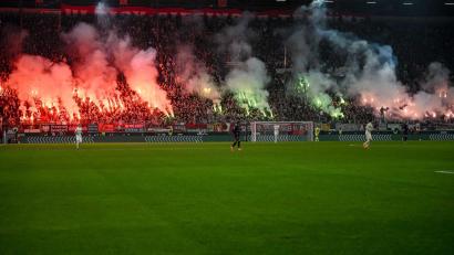 Bild: Harry Langer/dpa
Pyrotechnik brennt beim Spiel FC Augsburg - FSV Mainz 05 im September 2024. (Archivbild)