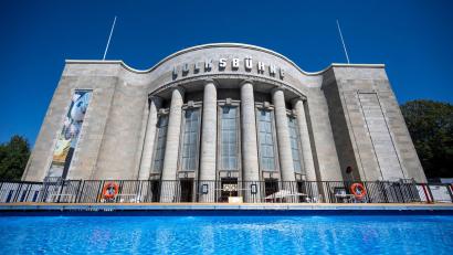 Bild: Christophe Gateau/dpa
Die Volksbühne hat eine Veranstaltung mit dem Verein Eoto abgesagt.