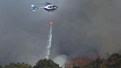 Bild: Federico Gambarini/dpa
Ob Löschhubschrauber, Wasserwerfer oder Panzer - in Hürtgenwald wird alles technisch Mögliche an den Start gebracht, um den Waldbrand zu bekämpfen.