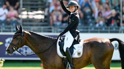 Bild: Uwe Anspach/dpa
Julia Krajewski  liegt mit dem deutschen Team auf Platz zwei.