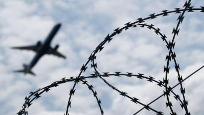 Bild: Sebastian Gollnow/dpa
Am Mittwoch saß der verurteilte IS-Terrorist aus Tirschenreuth im Flugzeug Richtung Syrien. Der 38-Jährige kehrte nach vier Jahren in der Kreisstadt freiwillig in seine Heimat zurück.