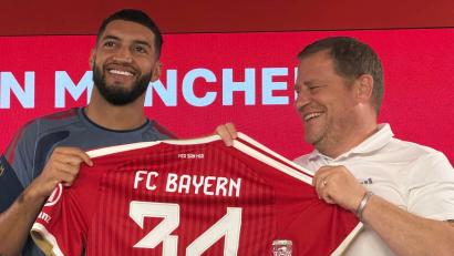 Bild: Manuel Schwarz/dpa
Neuzugang Saibari (l) und Sportvorstand Eberl zeigen das Bayern-Trikot mit der Nummer 34.