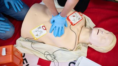 Bild: Bernd Thissen/dpa
Die Überlebensrate bei Reanimationen außerhalb des Krankenhauses ist seit Jahren nicht signifikant gestiegen - sie liegt stabil bei elf Prozent. (Symbolbild)