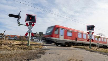 Bild: Peter Kneffel/dpa
Die Bahnstrecke zwischen Traunstein und Ruhpolding wird zwischen September und November wochenlang nicht befahren. In dieser Zeit finden Bauarbeiten statt. (Archivbild)