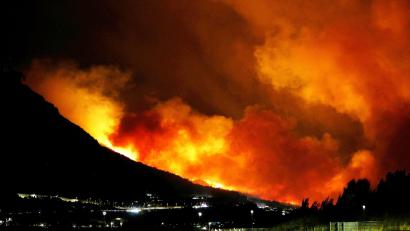 Bild: Jakov Prkic/AP/dpa
An der kroatischen Adriaküste südlich von Split hat ein heftiger Waldbrand Häuser und Autos zerstört.