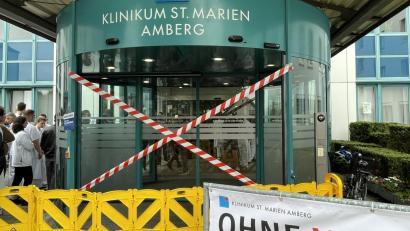 Archivbild: Susanne Schwab
Mitte Juni blieb der Haupteingang des Klinikums Amberg kurzzeitig geschlossen – als Protest gegen die damals noch geplante und nun beschlossene Reform der Gesetzlichen Krankenversicherung (GKV).