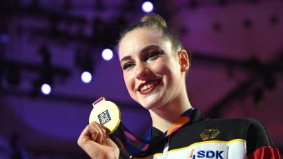 Bild: Marijan Murat/dpa
Darja Varfolomeev zeigt ihre Goldmedaille.