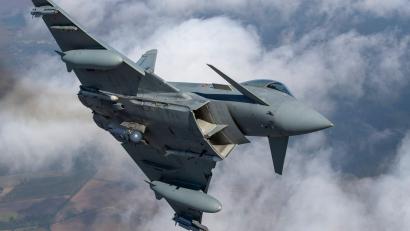 Bild: Mindaugas Kulbis/AP/dpa
Ein „Eurofighter Typhoon“ der italienischen Luftwaffe holte die Drohne vom Himmel. (Archivbild)