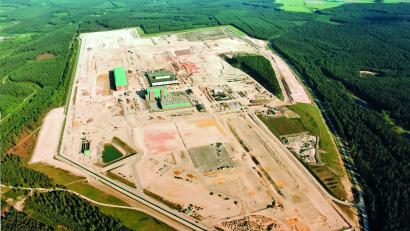 Archivbild: Gerhard Götz
Die Baustelle der geplanten Wiederaufarbeitungsanlage in Wackersdorf aus der Luft. Erste Gebäude und Fundamente waren vor dem Baustopp bereits errichtet.