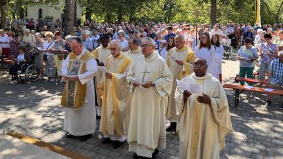 Bild: Marianne Moosburger
Fünf Pfarrer konzelebrierten die Eucharistiefeier am Morgen für Hunderte von Senioren am Freialtar.