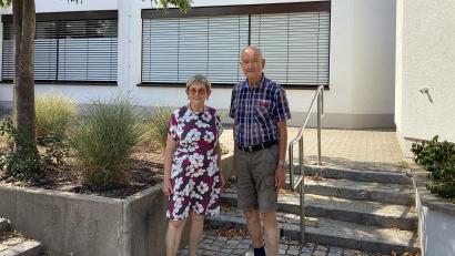 Bild: Monika Ziegeler
Bereits die dreiviertelte Zeit ihres Lebens sind Helga und Horst Stano zusammen und teilen viele gemeinsame Interessen. So auch ihre Liebe zu Schwarzenfeld. Hier stehen sie vor dem Schwarzenfelder Rathaus, wo Helga Stano sich unter anderem um die Steingutsammlung der Heferlbude einbrachte und von Horst Stano ein Bild hängt.