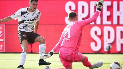 Bild: Christian Charisius/dpa
Martijn Kaars überwindet Kiels Keeper Timon Weiner zum 1:0 für den FC St. Pauli.