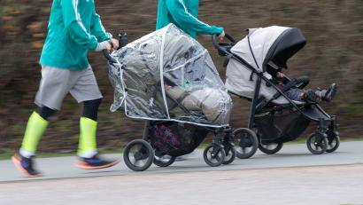 Bild: Bernd Thissen/dpa
Der Kinderwagen kann vor Verletzungen schützen. (Symbolbild)