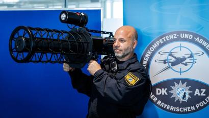 Bild: Daniel Karmann/dpa
Der Kampf gegen die Gefahren, die von Drohnen ausgehen, gewinnt für die bayerische Polizei rasant an Bedeutung.