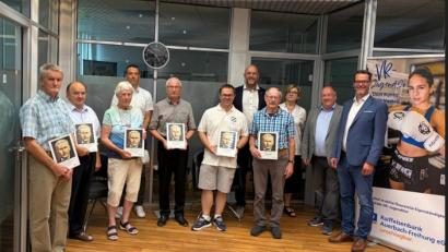 Bild: Oliver Stienen
In der Filiale in Freihung ehrte die Raiffeisenbank Auerbach-Freihung eG mehrere Jubilare für 50 Jahre Mitgliedschaft: Gerard Basler, Manfred Gollwitzer, Brigitte Fischer, Leonhard Steinsdörfer, Bernhard Lindner und Rudolf Rodler (von links).