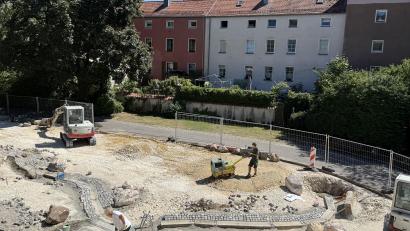 Bild: Simon Hauck, Stadt Amberg
Am Stadtgraben entsteht derzeit ein inklusiver Wasserspielplatz. Die Arbeiten der beteiligten Fachfirmen laufen auf Hochtouren.
