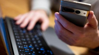 Bild: Monika Skolimowska/dpa
Bankkunde beim Online-Banking: Ermittler haben eine internationale Betrügerbande aufgespürt (Archivbild)
