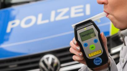 Symbolbild: Julian Stratenschulte/dpa
Nach Angaben der Polizei hat eine 65-Jährige bei Hirschau unter Alkoholeinfluss einen geparkten Lastwagen gerammt.