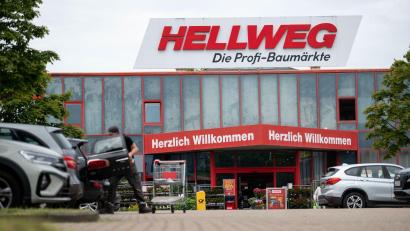 Bild: Fabian Strauch/dpa
Die Baumarktkette Hellweg und die Tochtergesellschaft BayWa Bau- und Gartenmärkte hatten im Juni Insolvenz in Eigenverwaltung angemeldet. Laut Sanierungsgeschäfsführung werden viele Filialen wohl bleiben, nicht aber die Zentralen in Dortmund und Garching. (Archivbild)