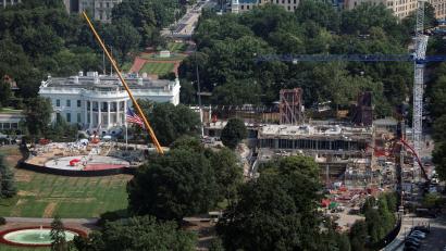Bild: Rahmat Gul/FR172204 AP/AP/dpa
Trump erhofft sich grünes Licht vom Supreme Court für den Bau seines Prestigeprojektes. (Archivbild)