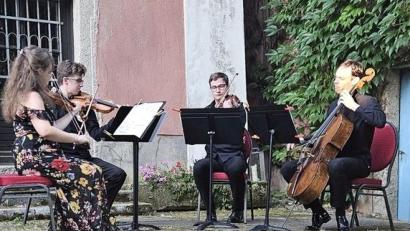 Bild: Willi Cantzler
Bei den Wurzer Sommerkonzerten spielte am Samstag das Ševčík-Quartet auf.