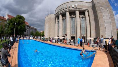 Bild: Soeren Stache/dpa
Die Volksbühne sagte die umstrittene Veranstaltung aus Sicherheitsgründen ab. (Archivbild)