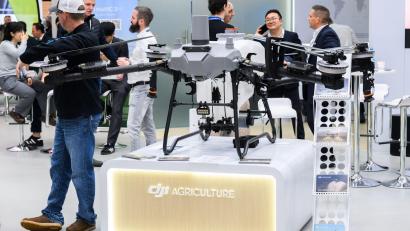 Bild: Julian Stratenschulte/dpa
Eine Drohne des chinesischen Herstellers DJI. Die USA verhängen neue Zölle von bis zu 100 Prozent auf Drohnen aus dem Ausland. (Archivbild)