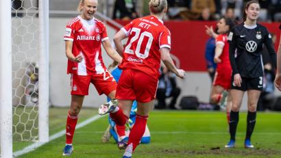 Bild: Ulrich Gamel/dpa
Bayern-Ass Pernille Harder (l.): wieder Jubel gegen Wolfsburg? (Archivbild)