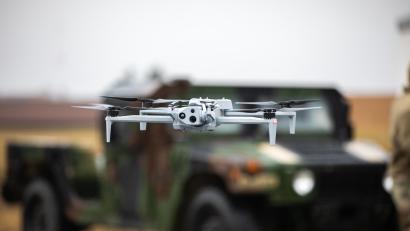 Symbolbild: Spc. Brent Lee/US Army
Eine kleine Drohne schwebt über dem Gelände des Truppenübungsplatzes Grafenwöhr – hier bei einer Übung. Ansonsten ist der Luftraum dort Sperrgebiet für zivile Drohnen.