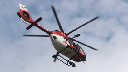 Bild: Bodo Schackow/dpa
Die drei Schwerverletzten wurden mit Hubschraubern in Krankenhäuser gebracht. (Symbolbild)