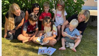 Bild: san
Fritz (9), Henry (4), Rosalie (6), Alice (7) und Toni (3) blättern im Entdeckerbuch. Ihre Mütter Nadine Rozsypal, Melanie Roppert und Anja Grädler (von links) freuen sich über das gelungene Nachschlagewerk für Ausflugsziele mit Insidertipps.