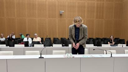 Bild: Jonas Pieronczyk
Der Angeklagte im Millionenerbeprozess am Landgericht Weiden muss den Gerichtssaal weiterhin in Handschellen betreten.