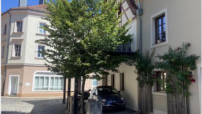 Bild: Andreas Ascherl  
Die Amberger Altstadt muss nicht in der Hitze ersticken. Ein Baum – gepflanzt von einem Privatmann – spendet Schatten, ein Brunnen – selbst angelegt – schafft ein angenehmes Klima.
