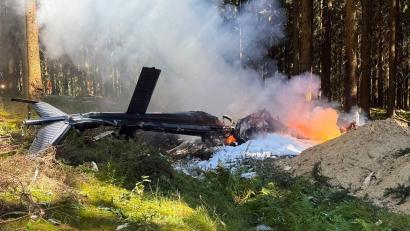 Bild: Stephan Fricke/News5/dpa
Bei dem Hubschrauberabsturz in einem Wald bei Sehmatal ist der Pilot ums Leben gekommen.