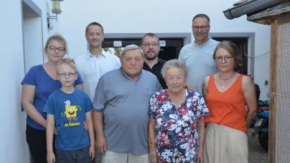 Bild: Elisabeth Dobmayer
Manfred Kraus blickt an seinem 80. Geburtstag auf ein bewegtes Leben zurück. Mit seiner Ehefrau Barbara (Dritte von rechts), seinen Kindern Franziska (links), Mathias (Mitte) und Maria (rechts) und Enkel Kilian (vorne, links) feierte er. Zweiter Bürgermeister Josef Maier (Zweiter von rechts) und Ortssprecher Wolfgang Kiesbauer (Dritter von links) gratulierten.