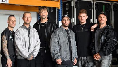 Bild: Federico Gambarini/dpa
Die Band Electric Callboy steht in einer Halle in Castrop-Rauxel - von links nach rechts: Frank Zummo, Daniel Haniß, Kevin Ratajczak, Nico Sallach, Pascal Schillo und Daniel Klossek. (Archivbild)