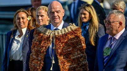 Bild: Alan Lee/Photosport NZ via AP/dpa
Gianni Infantino, hier bei der Auslosung der Frauen-WM 2023 in Auckland, hat nicht mehr das Vertrauen des neuseeländischen Verbands. (Archivbild)