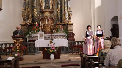 Bild: Hans Prem
Rainer Christoph (links) wurde bei seiner Kirchenführung in der Anna-Kirche in Mühlberg von den Zupfer-Moidln Renate und Waltraud (von rechts) begleitet. Die Führung war Teil einer Spendenaktion, die die Kosten für die Restaurierung einer verschollenen Madonnenfigur decken soll.