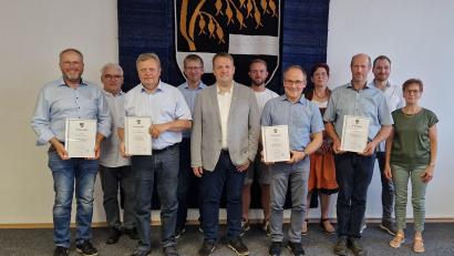 Bild: Andreas Hösl
Mit einem Festakt verabschiedete Bürgermeister Andreas Hösl (Fünfter von links) im Namen des Gemeinderats die ausgeschiedenen Gemeinderatsmitglieder Matthias Fütterer (links), Dr. Gerhard Kellner (Dritter von links), Stefan Seitz (Fünfter von rechts) und Robert Gruber (Dritter von rechts). Anschließend gab es einen Stehempfang.