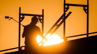 Bild: Julian Stratenschulte/dpa/dpa-tmn
Die Baubranche ist von Insolvenzen überdurchschnittlich betroffen. (Archivbild)