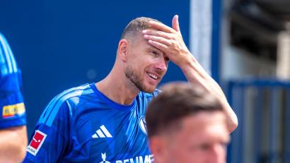 Bild: David Inderlied/dpa
Edin Dzeko will mit 40 Jahren noch einmal in der Bundesliga angreifen. (Archivbild)