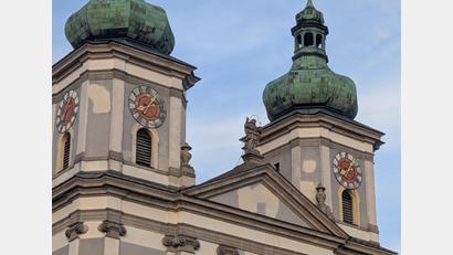 Bild: Paul Zrenner
Deutlich erkennbar sind die weißen Stellen an der Fassade: Dort war der Putz vergangenes Jahr ausgebessert worden. Jetzt folgt eine umfassende Untersuchung der Westfassade, weshalb die Basilika am Montag, 17. August, nur eingeschränkt zugänglich ist.